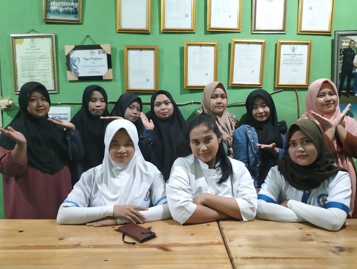 Tim ART Putri Lestari di kantor dengan sertifikat penghargaan