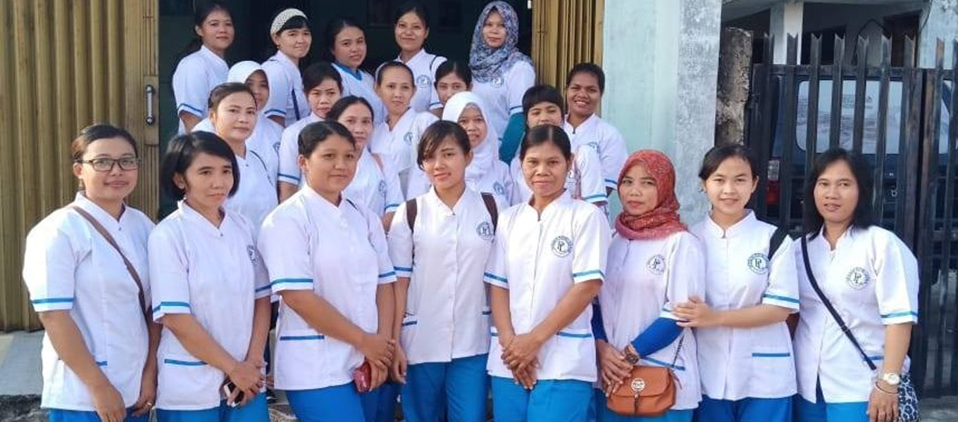 Rombongan besar ART berseragam putih-biru Putri Lestari