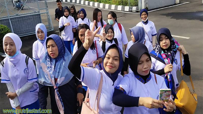 Rombongan ART Putri Lestari siap berangkat ke lokasi penempatan