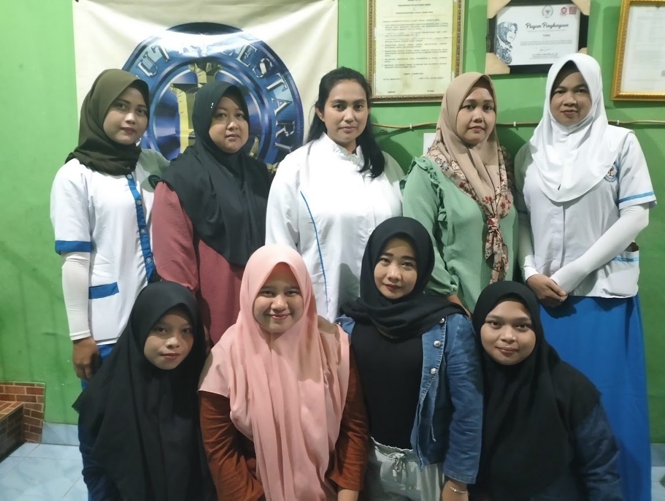 Tim ART Putri Lestari bersama di kantor dengan piagam penghargaan