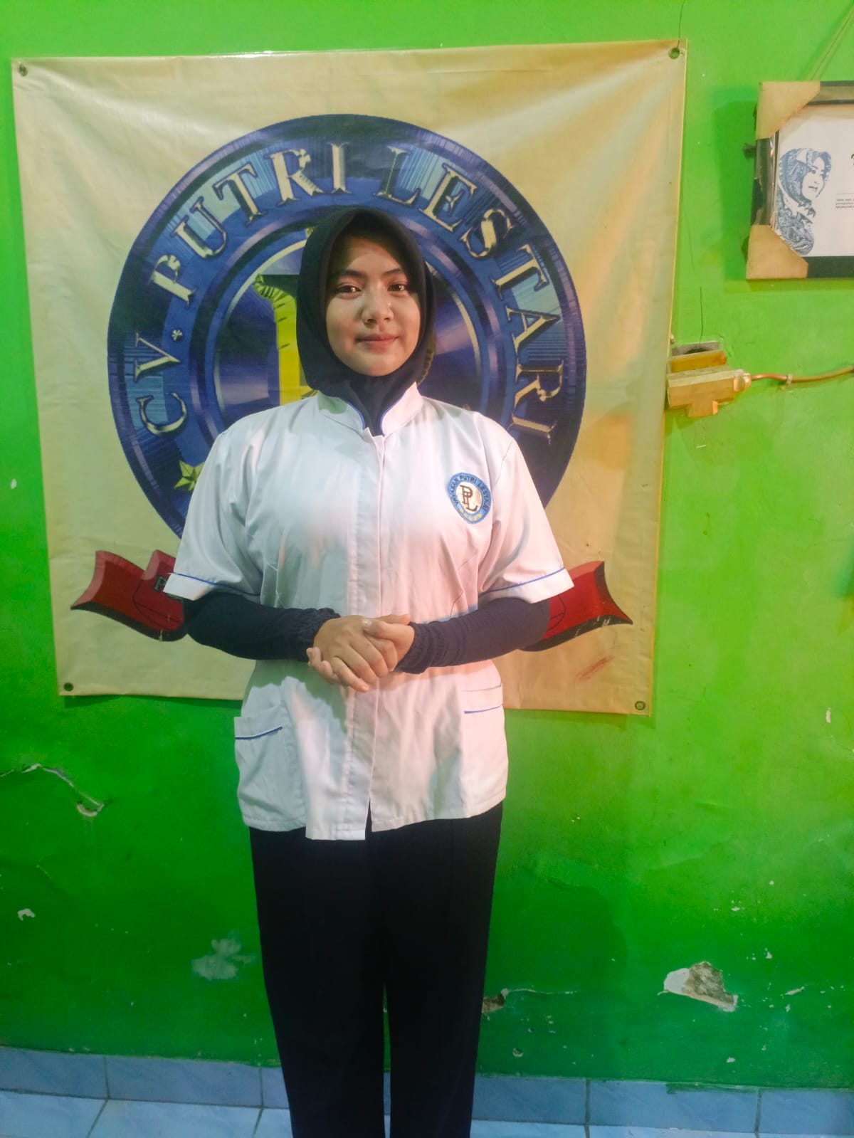 Calon ART berhijab berseragam putih Putri Lestari